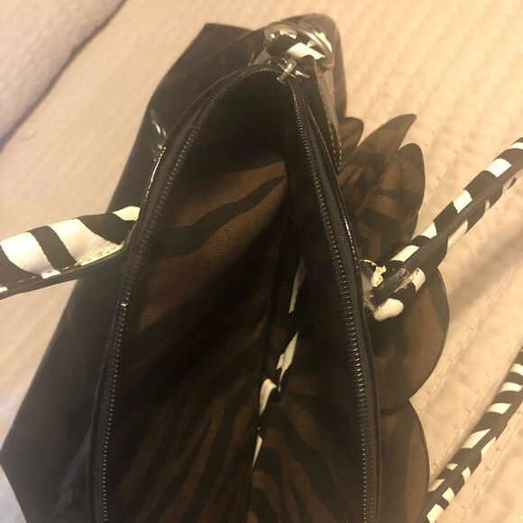 😊3/$30 Hananel Purse Black & White exterior w/Flower, interior tiger print - Picture 11 of 11